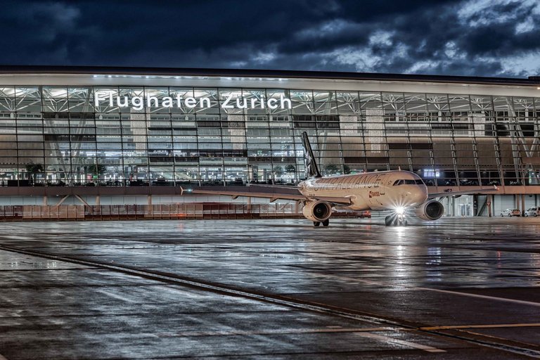 Zwei Frauen sind am internationalen Flughafen Zürich mit über 1'000’000 Schweizer Franken in ihren Koffern festgenommen worden